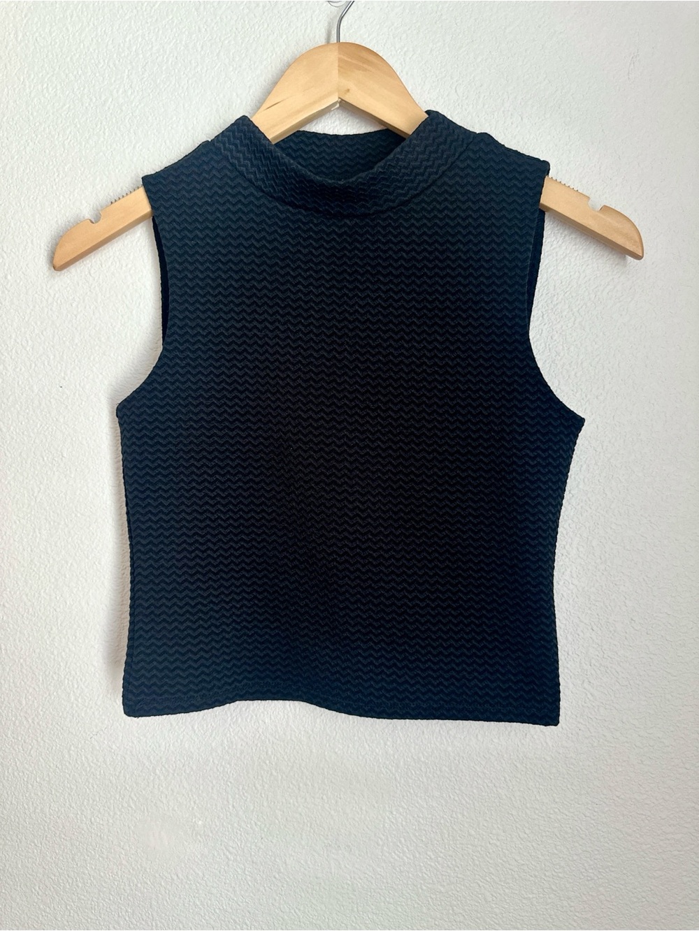 H&M Women’s Black Sleeveless Mock Neck Crop Top Size S